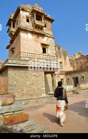 CHITTORGARH, Rajasthan, Indien - Dezember 14, 2017: Rana Kumbha Palace innerhalb des Forts befindet (Garh) von Chittorgarh, mit Details der Balkone Stockfoto