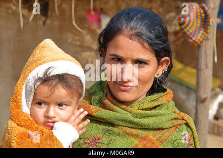 JODHPUR, Rajasthan, Indien - Dezember 16, 2017: Portrait einer Frau mit ihrem Baby in einem bishnoi Dorf in der Nähe von Jodhpur Stockfoto