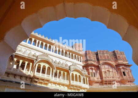 JODHPUR, Rajasthan, Indien - Dezember 17, 2017: architektonische Details der Mehrangarh Fort durch einen Bogen gesehen Stockfoto