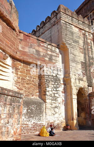 JODHPUR, Rajasthan, Indien - Dezember 17, 2017: ein Eingangstor zu Mehrangarh Fort mit Musikern in den Vordergrund Stockfoto