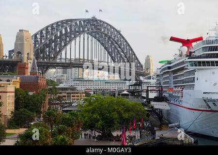 Großes Kreuzfahrtschiff/liner am Übersee Passagiere Terminal, Circular Quay, Sydney, Australien in den frühen Morgenstunden, während der andere p Stockfoto