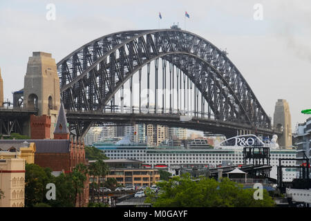 Großes Kreuzfahrtschiff/liner am Übersee Passagiere Terminal, Circular Quay, Sydney, Australien in den frühen Morgenstunden, während der andere p Stockfoto