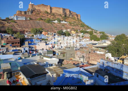 JODHPUR, Rajasthan, Indien - Dezember 17, 2017: Allgemeine Ansicht des Mehrangarh Fort und die blaue Stadt Jodhpur Stockfoto