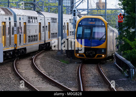 Warata Zug kommt an der Central Station in Sydney, New South Wales (NSW), Australien Stockfoto