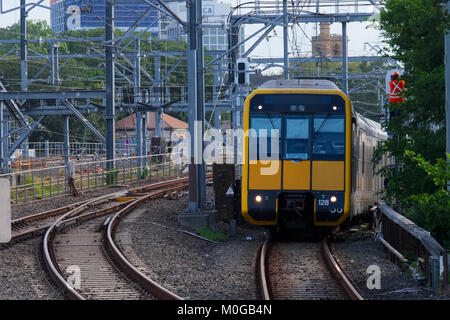 Warata Zug kommt an der Central Station in Sydney, New South Wales (NSW), Australien Stockfoto