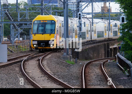 Warata Zug kommt an der Central Station in Sydney, New South Wales (NSW), Australien Stockfoto