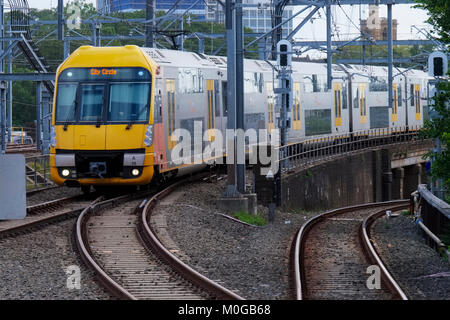 Warata Zug kommt an der Central Station in Sydney, New South Wales (NSW), Australien Stockfoto