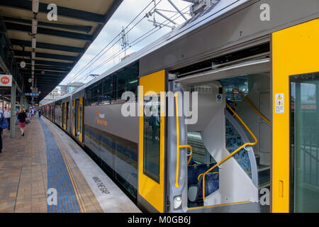 Warata Zug am Hauptbahnhof in Sydney, New South Wales (NSW), Australien Stockfoto