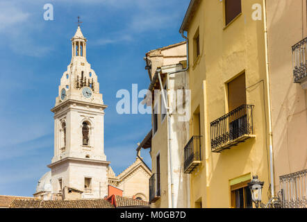 Turm der Kirche Santa Maria und bunten Häusern in Xativa, Spanien Stockfoto