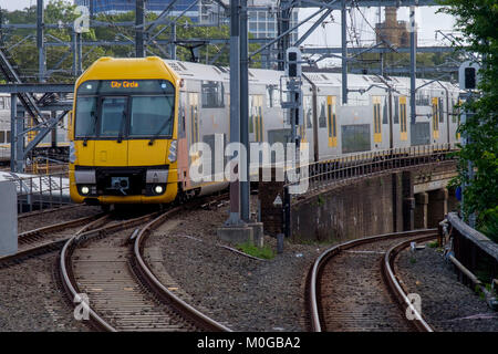 Warata Zug kommt an der Central Station in Sydney, New South Wales (NSW), Australien Stockfoto