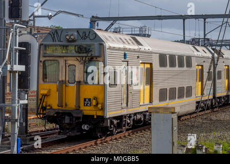 Warata Zug kommt an der Central Station in Sydney, New South Wales (NSW), Australien Stockfoto