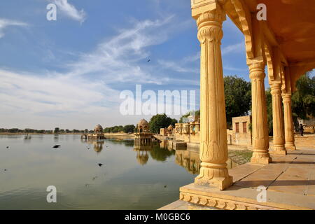 Anzeigen von Chhatris (durch Bögen und Säulen) an Gadi Sagar See, Jaisalmer, Rajasthan, Indien Stockfoto