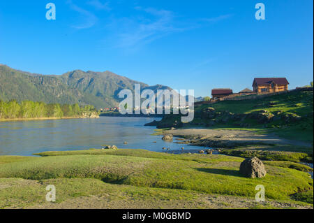 Malerischen Sonnenuntergang über Mountain River und kleinen Dorf Stockfoto