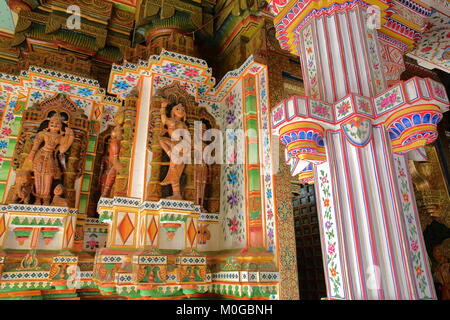 BIKANER, Rajasthan, Indien - Dezember 23, 2017: Innenraum des Bhandasar Jain Tempel in der Altstadt, mit bunten Schnitzereien und Malereien Stockfoto