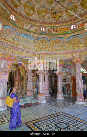 BIKANER, Rajasthan, Indien - Dezember 23, 2017: Innenraum des Bhandasar Jain Tempel in der Altstadt, mit bunten Schnitzereien und Malereien und Stockfoto