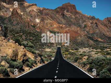 Gerade Straße in die Berge der Vulkan Teide National Park, Teneriffa, Kanarische Inseln Stockfoto