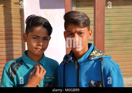 NAWALGARH, Rajasthan, Indien bis zum 25. Dezember 2017: Porträt von zwei jungen (Brüder) posing Stockfoto