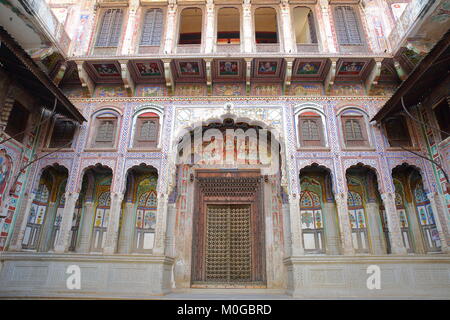 NAWALGARH, Rajasthan, Indien bis zum 25. Dezember 2017: Bhagat Haveli mit bunten Fresken und Gemälde Stockfoto