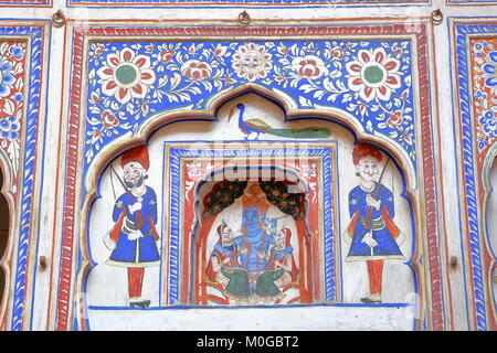 NAWALGARH, Rajasthan, Indien bis zum 25. Dezember 2017: Details der Gemälde im Inneren Morarka Haveli Stockfoto