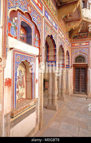 NAWALGARH, Rajasthan, Indien bis zum 25. Dezember 2017: morarka Haveli mit bunten Fresken und Gemälde Stockfoto