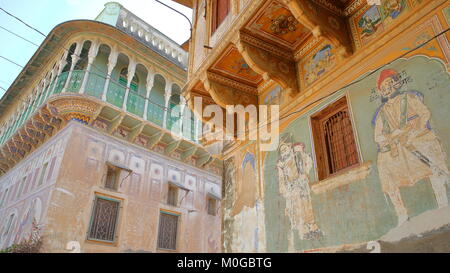 NAWALGARH, Rajasthan, Indien bis zum 25. Dezember 2017: außenfassaden von Haveli mit farbenfrohen Gemälden Stockfoto