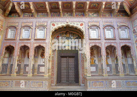 NAWALGARH, Rajasthan, Indien bis zum 25. Dezember 2017: poddar Haveli mit bunten Fresken und Gemälde Stockfoto