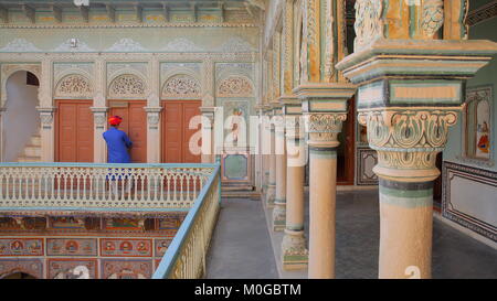 NAWALGARH, Rajasthan, Indien bis zum 25. Dezember 2017: poddar Haveli mit bunten Fresken, Gemälden und Spalten Stockfoto