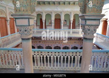 NAWALGARH, Rajasthan, Indien bis zum 25. Dezember 2017: poddar Haveli mit bunten Fresken, Gemälden und Spalten Stockfoto