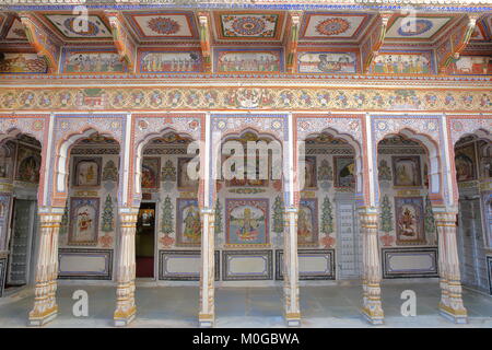 NAWALGARH, Rajasthan, Indien bis zum 25. Dezember 2017: poddar Haveli mit bunten Fresken, Gemälden und Spalten Stockfoto