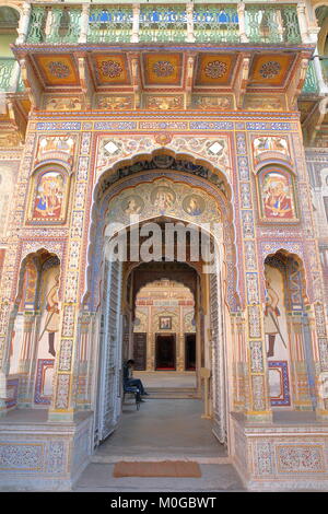 NAWALGARH, Rajasthan, Indien bis zum 25. Dezember 2017: Der Haupteingang Poddar Haveli mit bunten Fresken und Gemälde Stockfoto