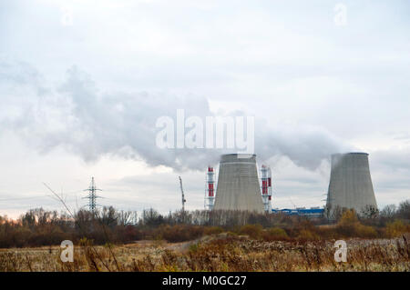 Zwei große Rohre Arbeiten der thermischen Kraftwerk, der Rauch aus den Schornsteinen eines Wärmekraftwerks Stockfoto