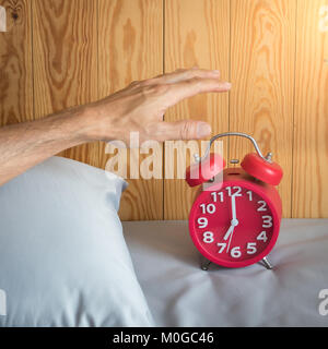 Einen Mann schalten Sie Wecker am Morgen Stockfoto
