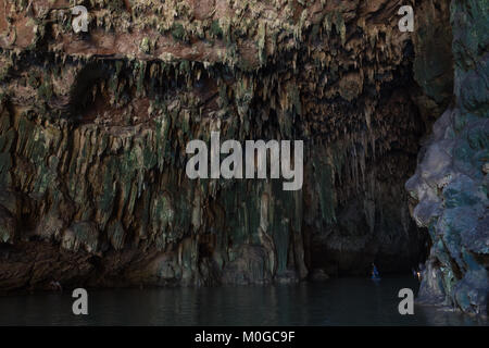 Eingang zu der Höhle Tham Lot in Thailand. Stockfoto