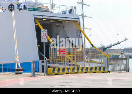 Piombino, Italien, 30. Juni 2015: Fähre Moby Liebe auf den Anlegeplatz im Hafen Stockfoto