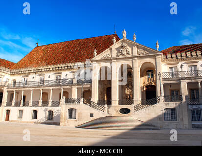 Eingang von Coimbra University, die älteste Universität in Portugal und einer der ältesten in Europa (1290 gegründet), Portugal. UNESCO-Welterbe s Stockfoto