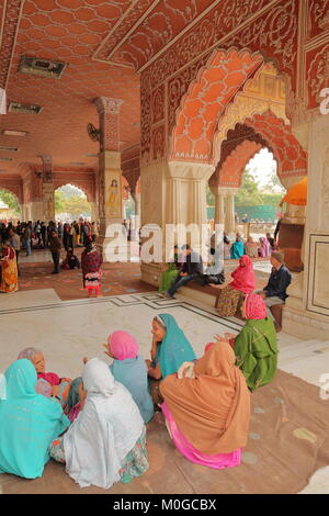 JAIPUR, Rajasthan, Indien - Dezember 06, 2017: Anbeter Versammlung an Govind Devji Hindu Tempel in der Nähe von City Palace Stockfoto