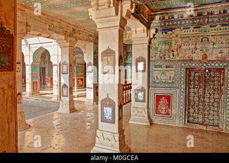 BUNDI, Rajasthan, Indien - Dezember 08, 2017: Wandmalereien an Chitrasala in Bundi Palace (Garh) Stockfoto