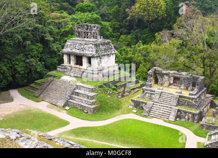 Luftaufnahme von Ruinen der Tempel des Kreuzes Group, pre-Columbian Maya Zivilisation, Palenque, Chiapas, Mexiko. Weltkulturerbe der UNESCO Stockfoto