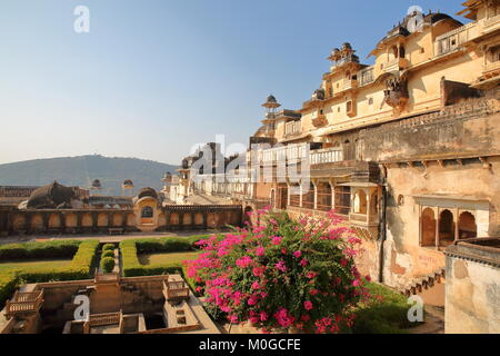 BUNDI, Rajasthan, Indien - Dezember 08, 2017: Bunte Gärten mit der Außenfassade des Chitrasala in Bundi Palace (Garh) Stockfoto