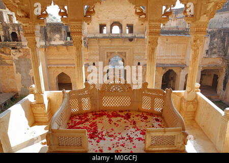 BUNDI, Rajasthan, Indien - Dezember 08, 2017: Blick auf den Innenhof des Chitrasala durch Spalten in Bundi Palace (Garh) Stockfoto