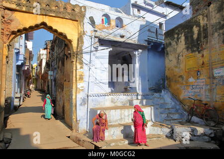 BUNDI, Rajasthan, Indien - Dezember 08, 2017: Bunte Straße Szene mit zwei alte Frauen treffen in der Altstadt Stockfoto