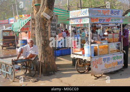 BUNDI, Rajasthan, Indien - Dezember 08, 2017: bunte Markt Essensstände mit einem lächelnden Verkäufer Stockfoto