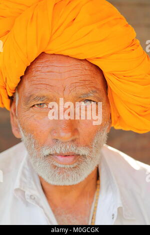 BUNDI, Rajasthan, Indien - Dezember 08, 2017: Porträt von einem Verkäufer mit einem schönen Turban und klaren Augen an der Gemüsemarkt Stockfoto