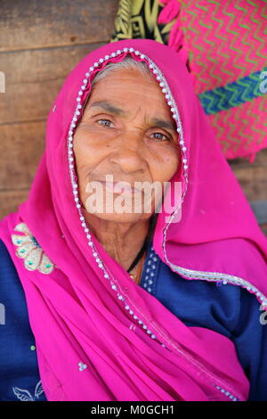 BUNDI, Rajasthan, Indien - Dezember 08, 2017: Porträt einer alten Frau mit bunten Kleid auf dem Gemüsemarkt Stockfoto