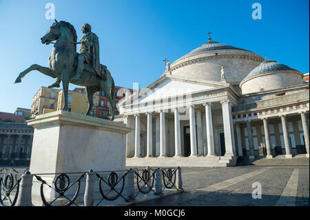 Malerischer Blick auf die Basilika Reale Pontificia San Francesco Di Paola durch eine bronzene Reiterstatue von Ferdinand I. von Bourbon in Neapel Italien dominiert Stockfoto