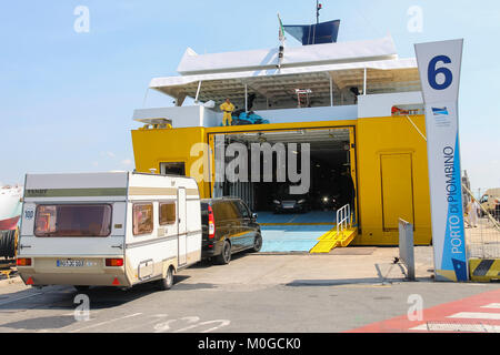 Piombino, Italien, 30. Juni 2015: Entladen der Fahrzeuge, die von der Fähre Korsika Express im Seehafen Stockfoto