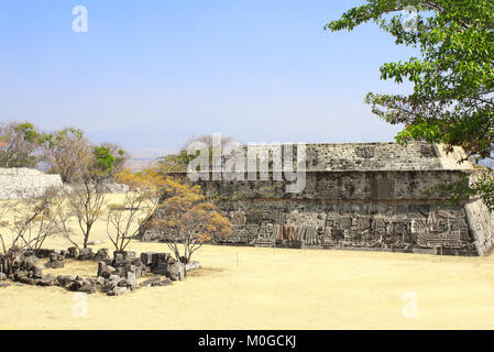 Tempel der gefiederten Schlange mit bas-relief mit einer Gott Quetzalcoatl, präkolumbischen Maya Zivilisation, Xochicalco, Mexiko. Weltkulturerbe der UNESCO Stockfoto