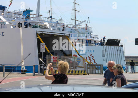 Piombino, Italien, 30. Juni 2015: Fähren Moby Baby und Moby Liebe auf den Anlegeplatz im Hafen Stockfoto