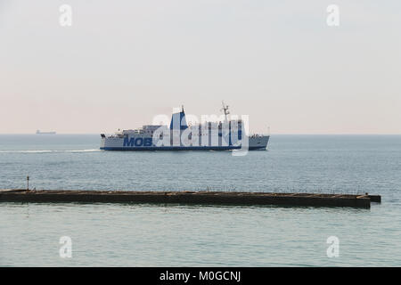 Piombino, Italien, 30. Juni 2015: Segeln Fähre Moby Liebe im Seehafen Stockfoto