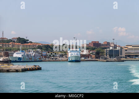 Piombino, Italien, 30. Juni 2015: Fähre Moby Baby an Liegeplätzen in den Seehafen Stockfoto